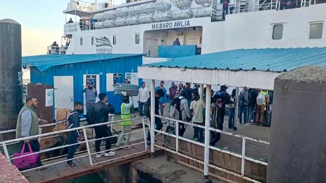 কক্সবাজার থেকে সেন্টমার্টিনের পথে তিন জাহাজে ১২শ পর্যটক